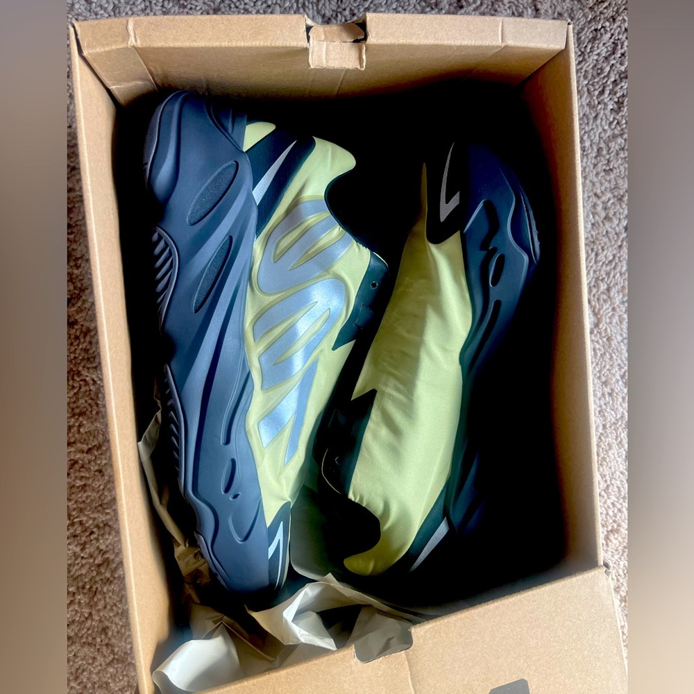 Yeezy adidas 700 yellow